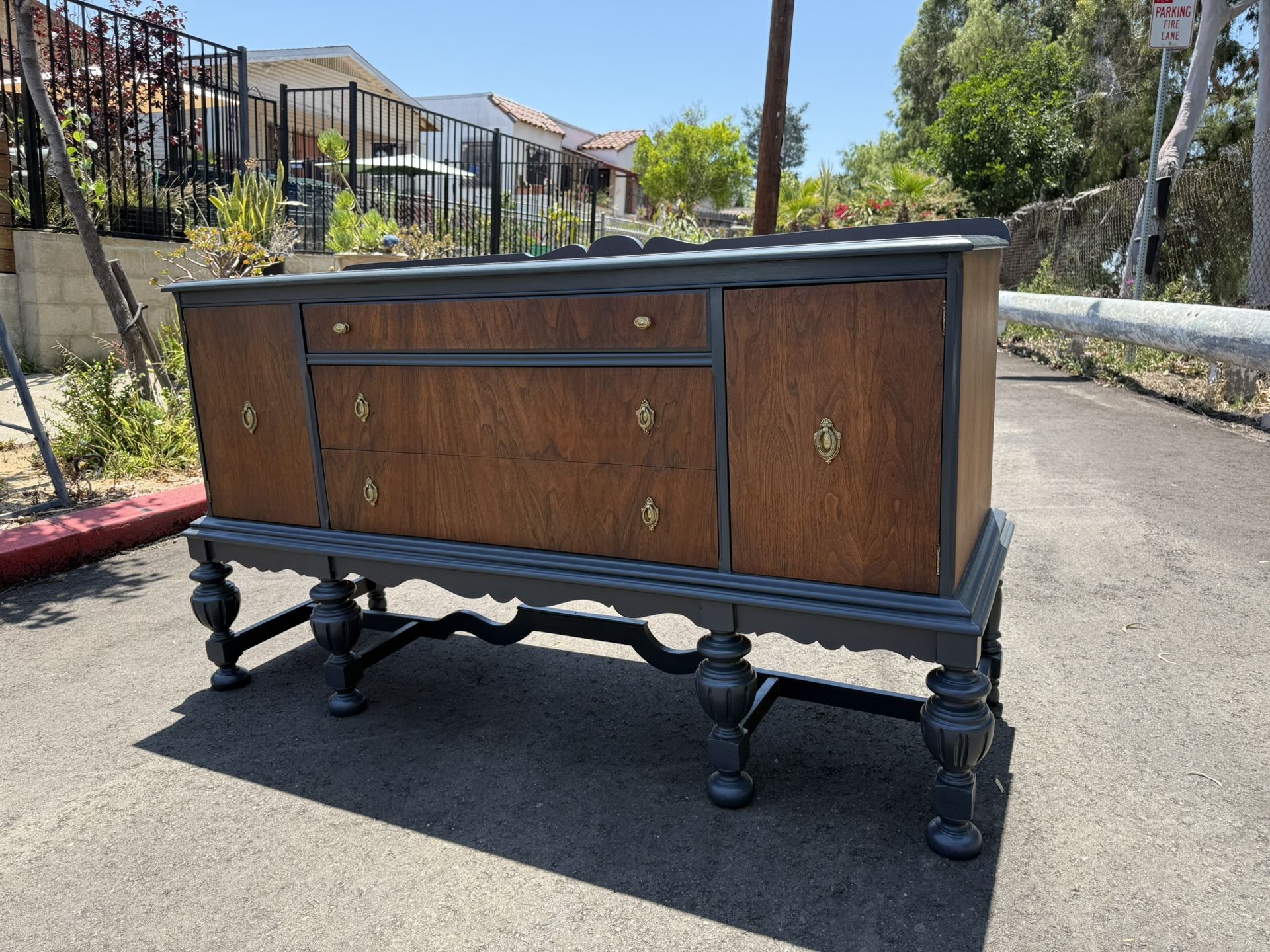 Buffet Sideboard. - Tv Stand.