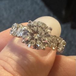 Colorless 3.64 Round And 1.6 Side Stones 4.7 TCW