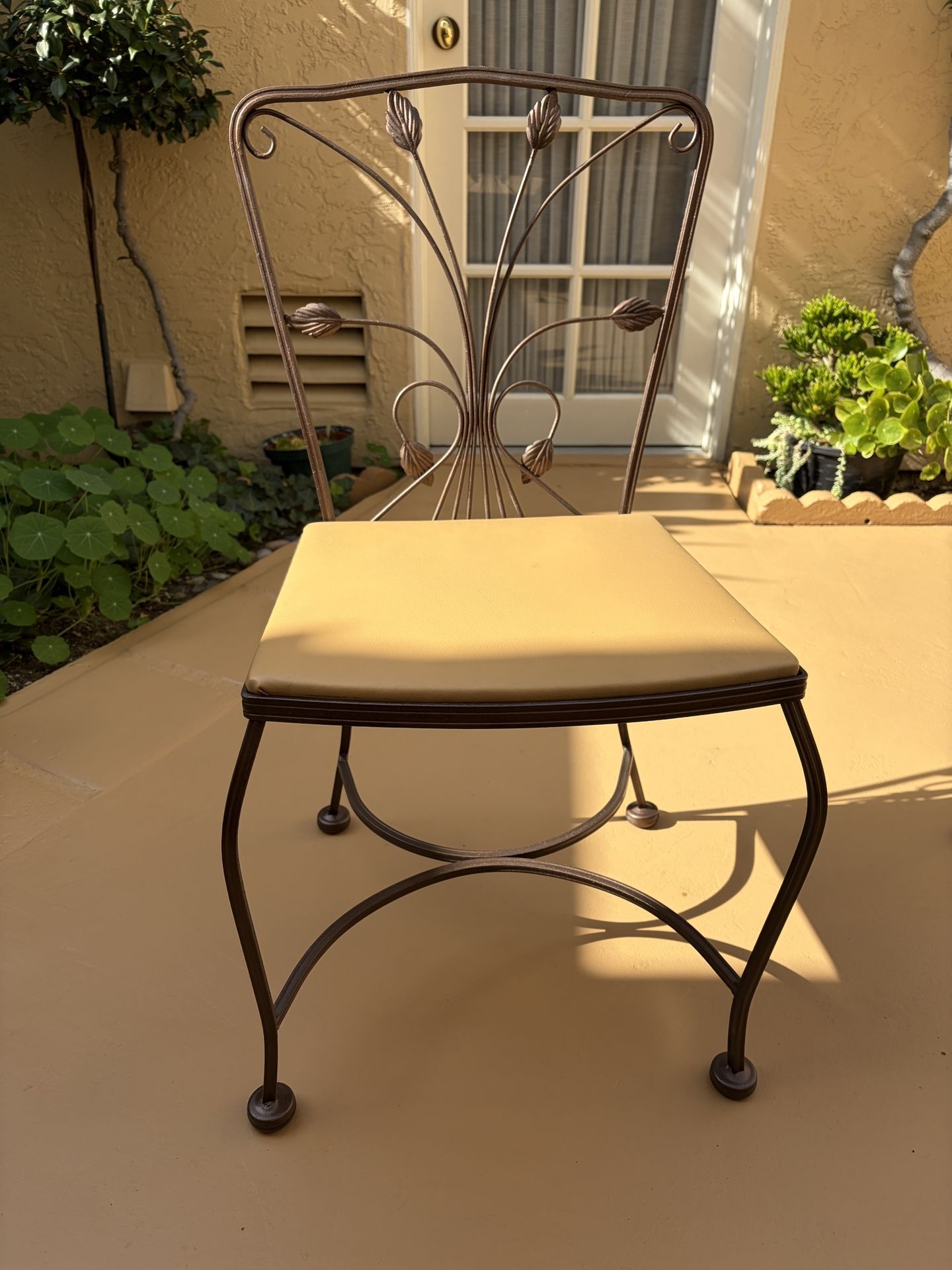 Vintage Meadowcraft Table & Four Chairs