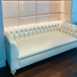 Stunning Modern White leather Chesterfield Sofa (Chelsea)