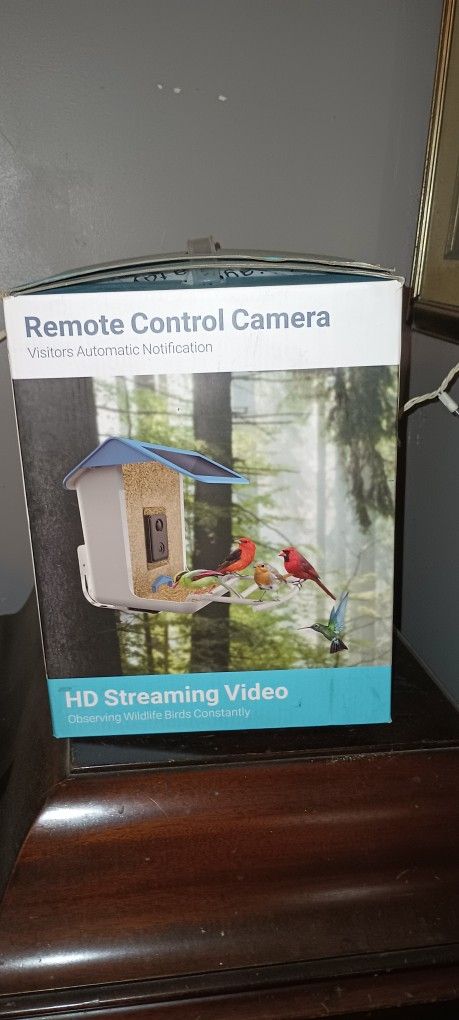 Smart A.I recognition bird feeder with remote control camera great condition never used