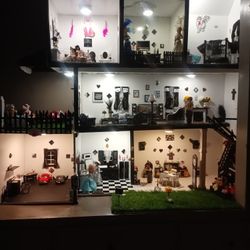 Doll Hause ,remodeled,,new Everything 