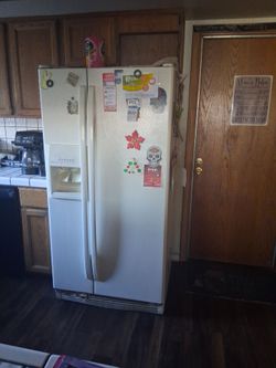 Refrigerator with ice maker