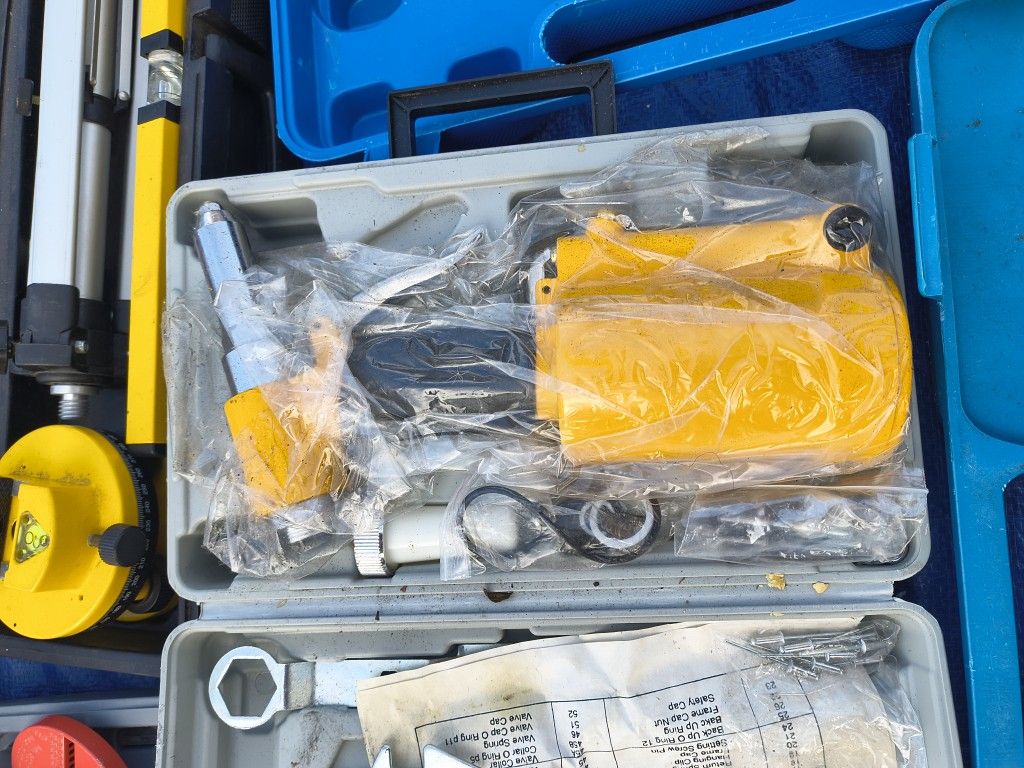 Pneumatic Rivet Gun