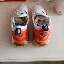 Tennis shoes