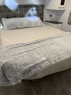 Bed Runner And Pillow New (
