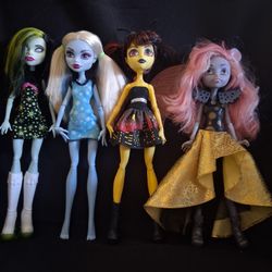 4 Monster High Dolls