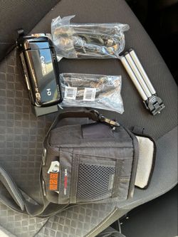 Canon Vixia HF R42 Camcorder w/ Lowepro carry bag