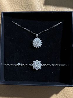 Dazzling Silver Moissanite Flower Pendant Necklace Set - Sparkling White