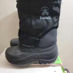 snow boots size 2y