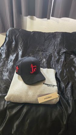 Set Urbano: Hoodie Fear of God Essentials Gris y Gorra Negra con Bordado Rojo (Nuevos)