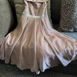 Un vestido de niña usado sólo una vez para una fiesta de 15 años