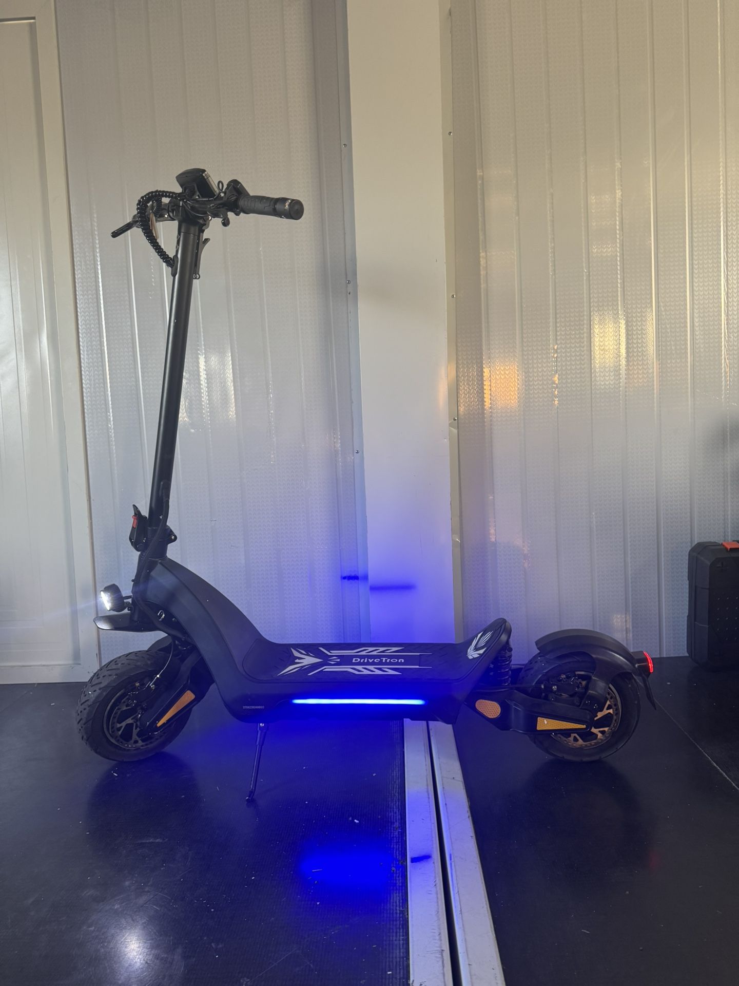 Dual motor dual battery high speed electric scooter