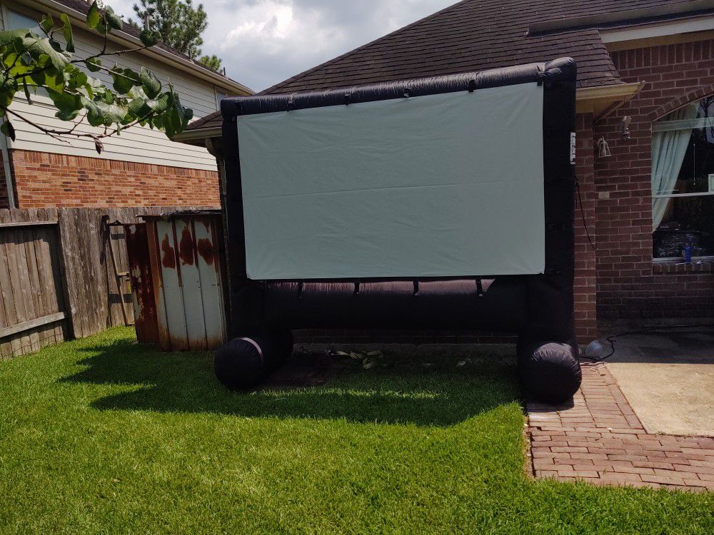 Inflatable projector screen