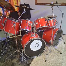 9 PC. Pearl drum set cymbals included 2 hi hats, 3 cymbals and 1 china must pick up today .
