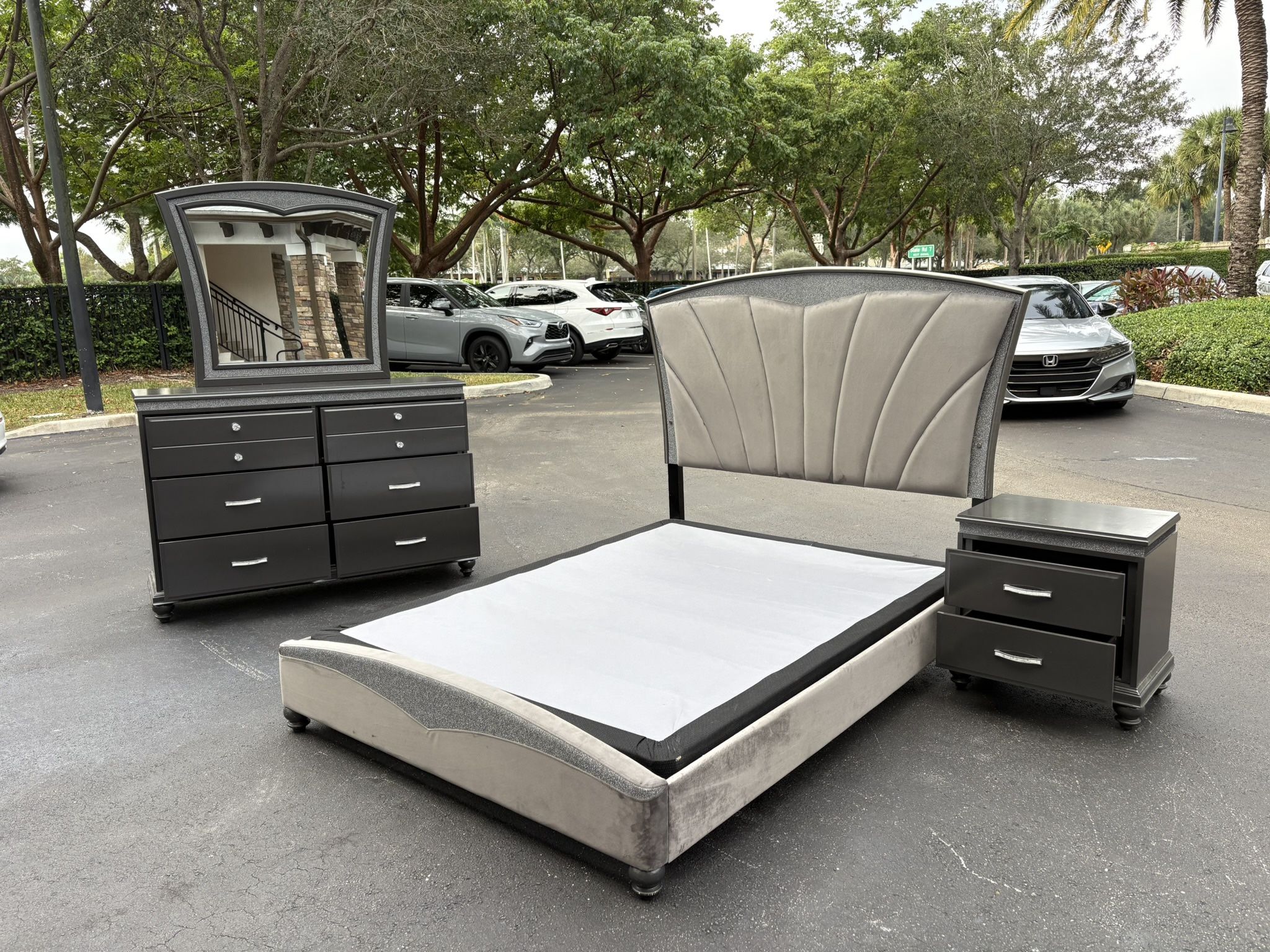 Beautiful Bedroom Set Queen Size Solid Wood Dark Gray Color In Excellent Condition By Crown Mark