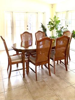 Set de Comedor y Vitrina