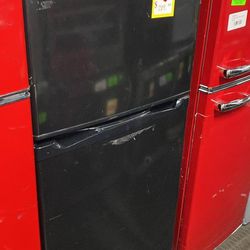 MAGIC CHEF HVDR1040B 9.9 cu. ft. Top Freezer Refrigerator