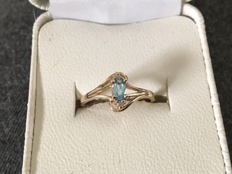 10 kt gold blue topaz and diamond ring