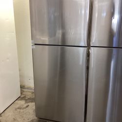 New Samsung Top Freezer 18 Cu Ft *finance Available *
