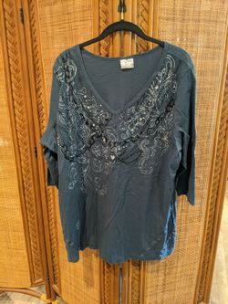 Embellished Gray T-shirt, V neck, size 26-28, tees2please