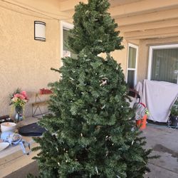 Yard Sale Christmas Tree 7.5 Ft lighted