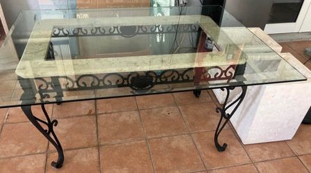 elegant victorian glass table ! $50 delivery 🚚 available