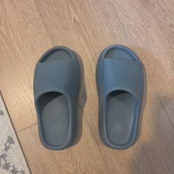 Yeezy Slides Size 5