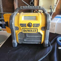 Dewalt RADIO WITH BATTERY INCLUDED