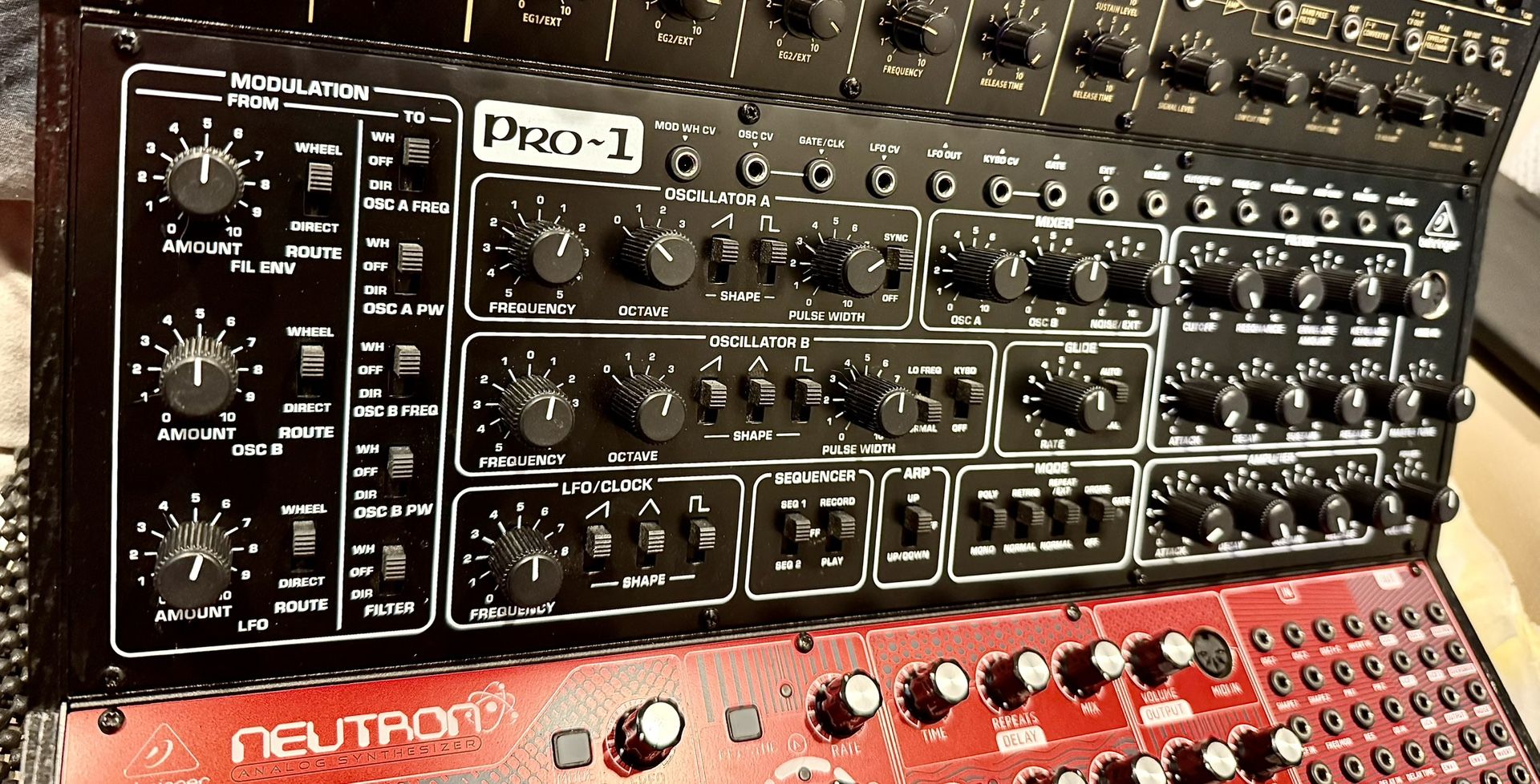  Behringer PRO-1 Analog Desktop Synthesizer