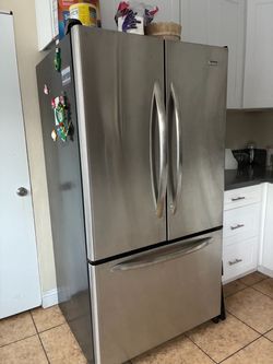 BEAUTIFUL REFRIGERATOR WORKS GREAT