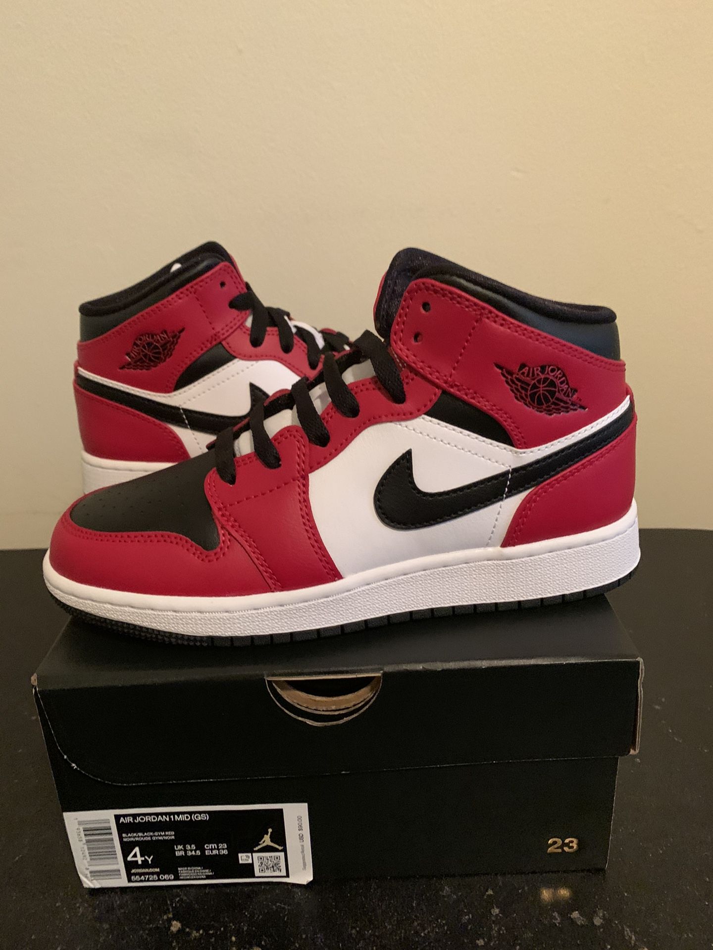 Air Jordan 1 Mid Chicago Black Toe Red White Size 4 4Y