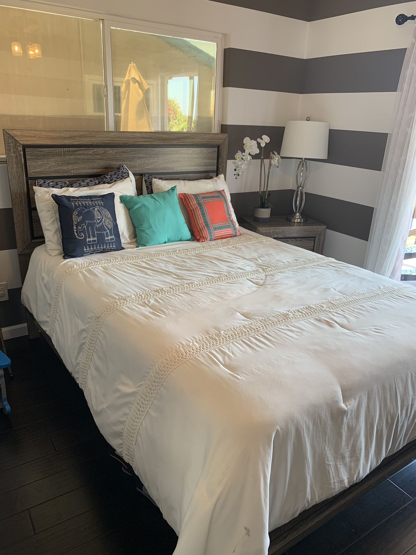 Queen bedroom set for sale $300 excellent condition