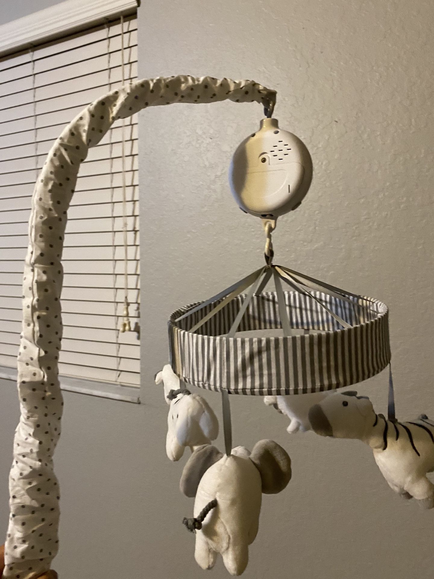 Crib mobile - White & Gray