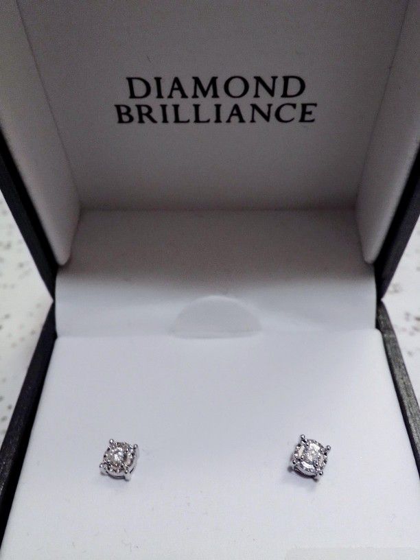 Diamond Earrings 1/10 Carret And Silver Chain