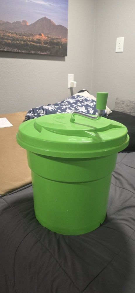 Restaurant salad spinner