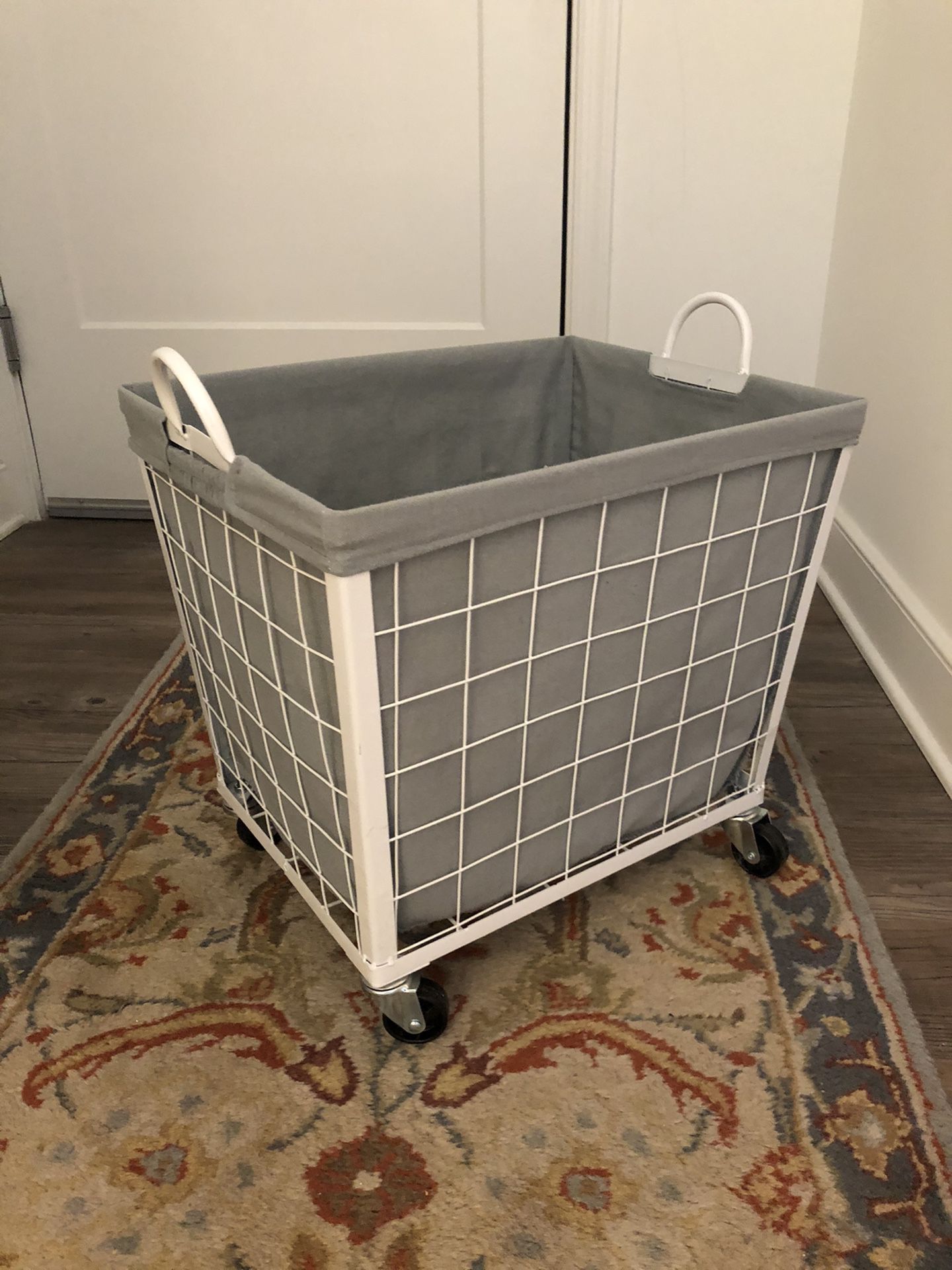 Rolly laundry basket