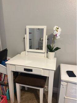 Small Bedroom vanity/desk with mirror and stool