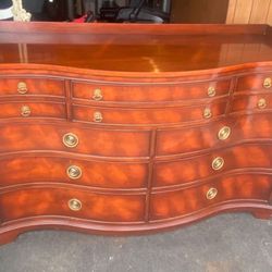 Beautiful Vintage Morganton Antique Bedroom Set 4 Post Bed , Dresser And Mirror Full Size Pick Up In Orting  The Morganton Furniture Company was a wel