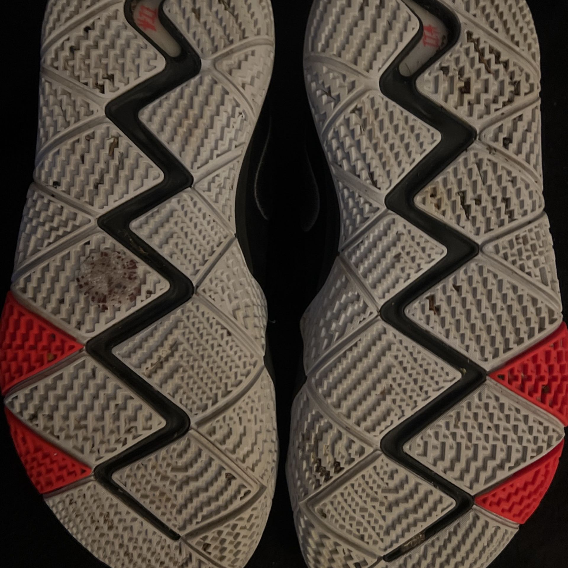 Nike Kyrie Size 8 Black And Red 