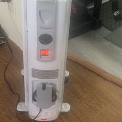 Honeywell 1500W oil filled 7 fin portable radiator space air heater