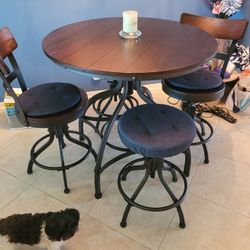 Dinning Room Table And 4 Stools 
