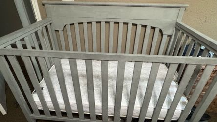 Baby crib mattress included