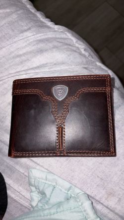 Ariat Men’s Brown Bifold Wallet Solid Logo Accent Credit Card Feature