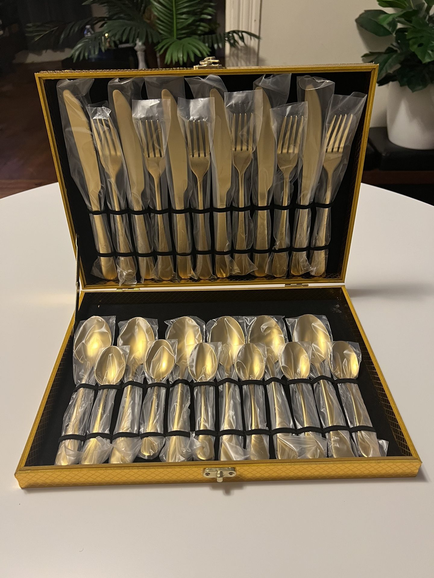 24-Pieces Gold Forged Stainless Steel Flaware