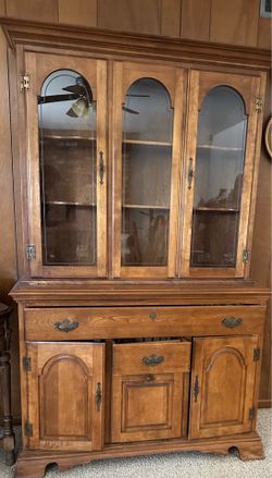China cabinet (2 pieces)