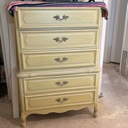 Dresser chest with drawers
