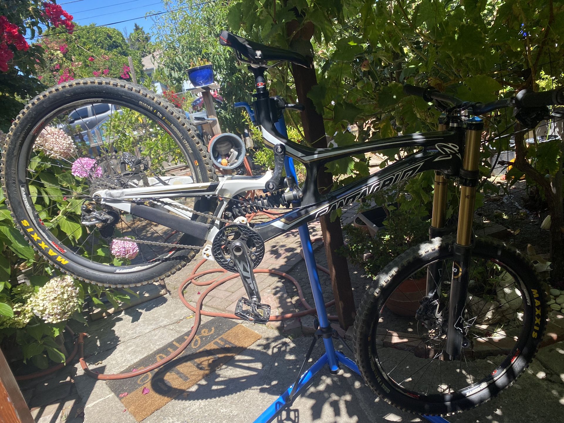Santa Cruz V10 Downhill Bike 2015