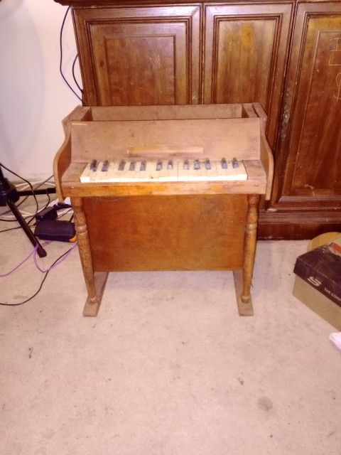 Antique Casspinette Toy Piano