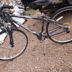 BIKE JUST LIKE THE ONE YOU SEE HERE BRAND SCHWINN COMPLETE NOTHING MISSING NOTHING BROKEN READY TO RIAD AIRD UP TOTAL PRICE $200 DOLLAR 